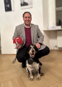 Markus Waibel mit Hund Tassilo bei der Verleihung des Pressepreises der Tierärztekammer im März 2023 für den ORF-Beitrag zu Haustierversicherungen